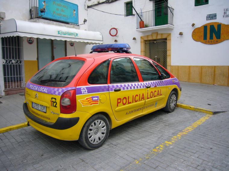 Detenido por circular con su mujer embarazada de 6 meses sobre el capó del coche