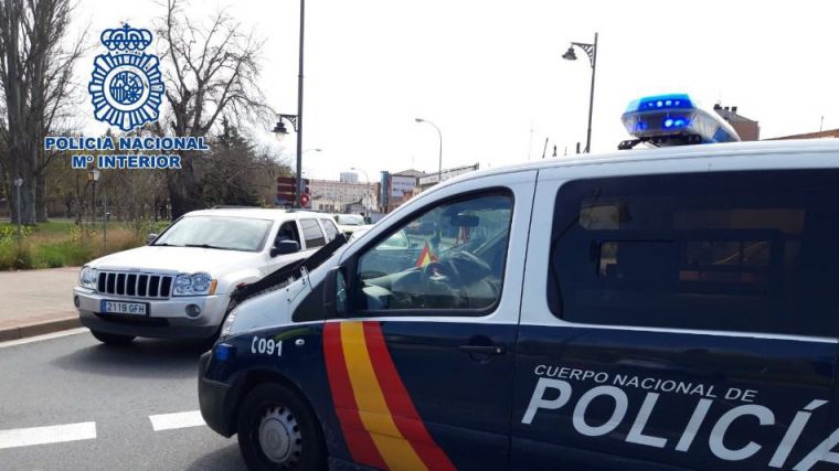 Un hombre con problemas psiquiátricos a punto de precipitarse al vacío y hacer explotar su edificio