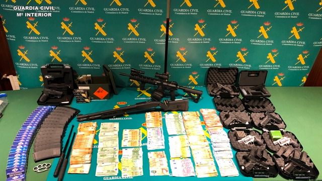 Detenidos por adquirir armas con documentos falsificados de las Fuerzas Armadas