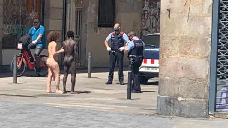 Detenido por una presunta agresión sexual tras pasearse desnudo por Barcelona junto a su víctima