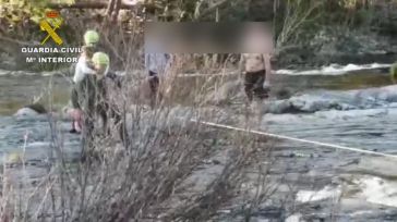 Atrapados en una roca en medio de un río tras una crecida repentina de su cauce