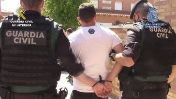 20 detenidos por más de 50 delitos pillados con un subfusil, pistolas, munición y miles de euros en metálico