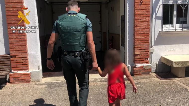 Abandona a una niña de 7 años en la carretera