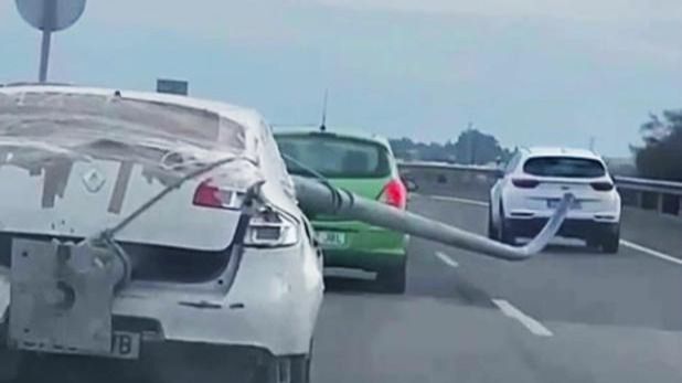 Roba una farola de alumbrado público y la 'esconde' en el coche de esta manera