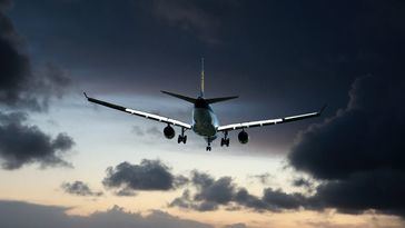 Terror en el aire: Miente al subir al avión y muere de COVID-19