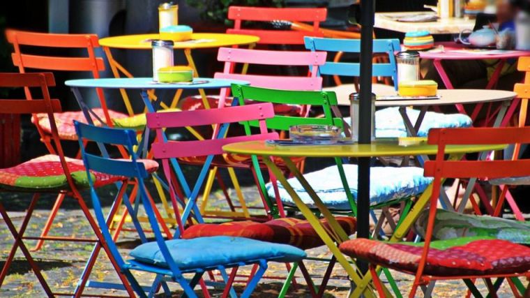 A prisión por tomarse una cerveza en la misma terraza que su expareja