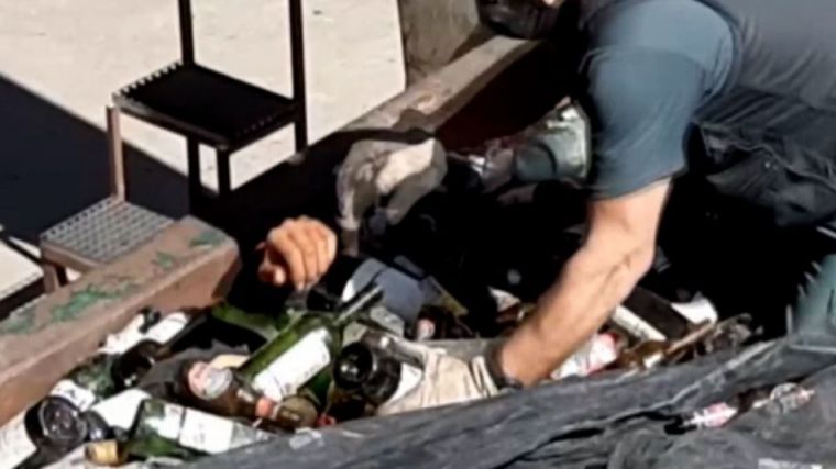 Rescatado enterrado dentro de un saco de cenizas tóxicas
