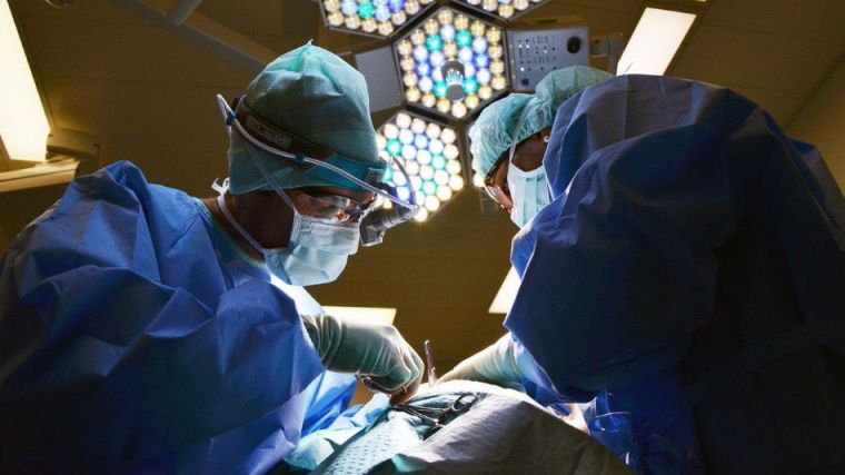 Muere una mujer tras el trasplante de dos pulmones infectados por COVID-19