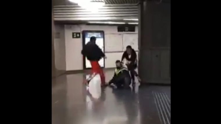 Viral: Se cuelan en el tren y dan una paliza al vigilante por amonestarles