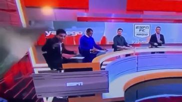 Le cae encima una pantalla gigante en pleno directo