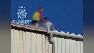 Así auxilia un policía nacional a un MENA con fractura de pierna en un tejado