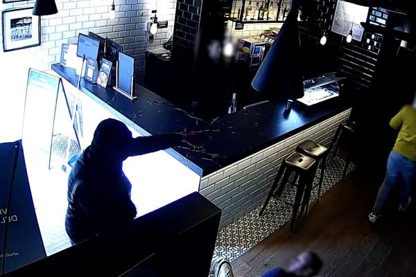 Un hombre armado con cuchillo y martillo intenta robar un local de apuestas en Valencia