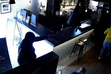 Un hombre armado con cuchillo y martillo intenta robar un local de apuestas en Valencia