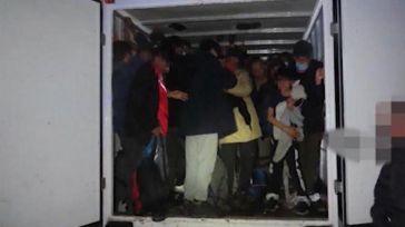 Migrantes hacinados en un camión
