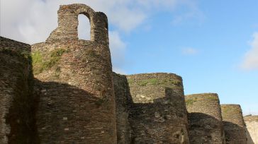 Transfobia: Tiró a una joven desde la Muralla de Lugo