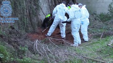 Pillado por las cámaras arrastrando por los tobillos a una mujer e introduciéndola en su maletero