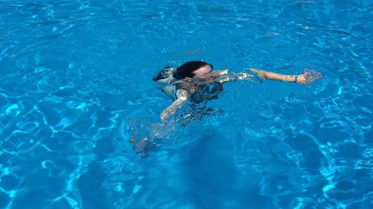 Una niña muere ahogada en una piscina al atascarse su pelo en el filtro