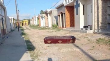 Va a trabajar al cementerio y se encuentra el ataúd de su hijo tirado en el suelo