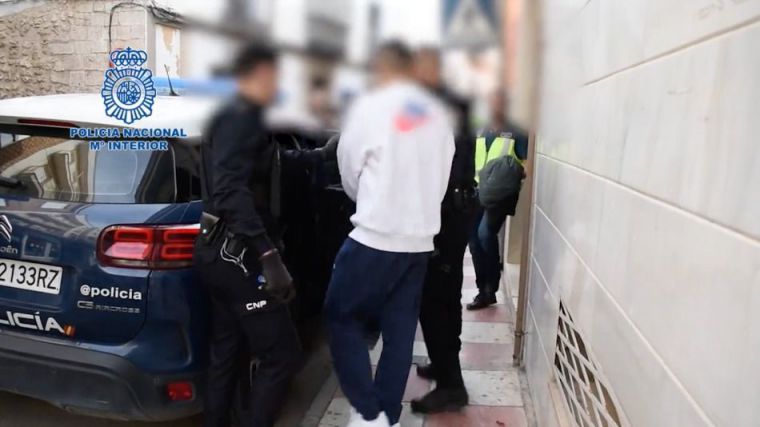 Encerradas en habitaciones vigiladas por cámaras obligadas a prostituirse las 24 horas del día