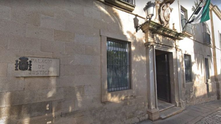 Absuelta de estafar 345.000 euros a un anciano