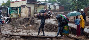 Varias personas huyen de sus hogares cuando el ciclón Freddy azota la ciudad de Blantyre, en Malawi
