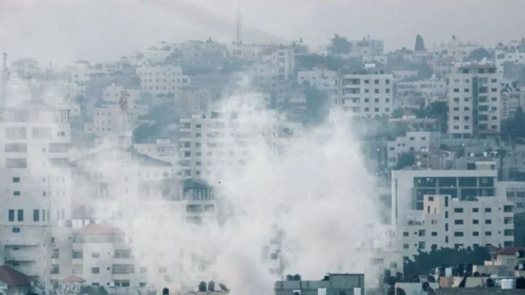 8 muertos y decenas de heridos en Cisjordania: Miles de palestinos huyen ante el avance del ejército israelí