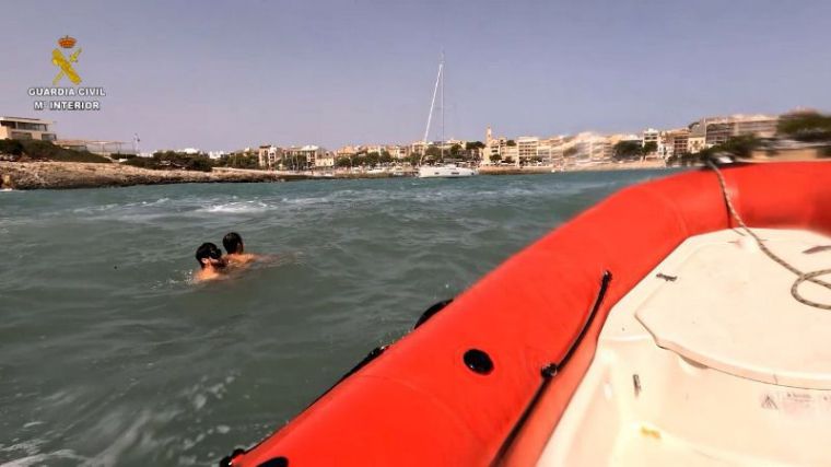 Espectacular rescate de una persona ahogándose en el mar mientras buscaban un cadáver