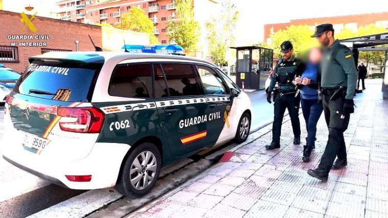 Detenida por abandonar a su hijo menor de edad en su casa