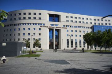 12 años de prisión para un hombre por violar a su hermanastra en Pamplona