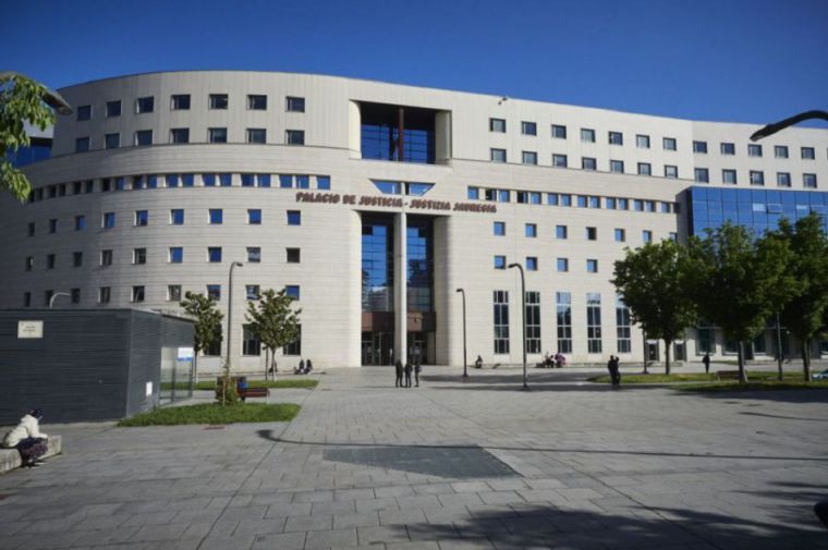 12 años de prisión para un hombre por violar a su hermanastra en Pamplona