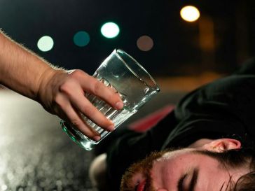 Utilizó un vaso como arma: La violenta noche que dejó a una víctima gravemente herida