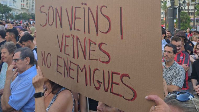 'Mazón asesina, Abascal apadrina': Las víctimas de la DANA estallan contra Juanfran Pérez Llorca