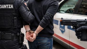 Detenido por amenazar a un trabajador con una pistola de fogueo en Donostia
