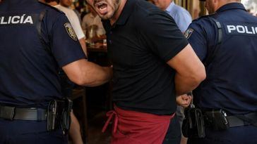 Camarero de Benidorm condenado por agredir y humillar a clientes por su orientación sexual