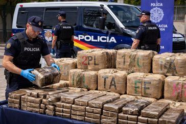 La Policía Nacional desmantela un alijo de 1.600 kilos de hachís protegido por armamento militar