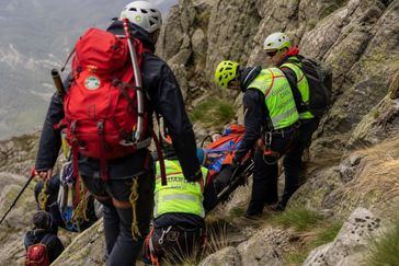 Rescatan a escalador herido en Gredos tras caída de roca