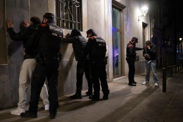 Detenidos dos hombres por agredir y robar a un transeúnte en Vitoria-Gasteiz
