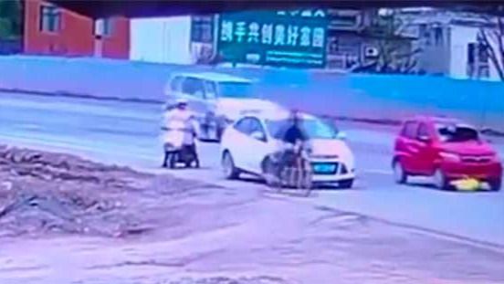 Un conductor atropella a una mujer y la arrastra con su coche