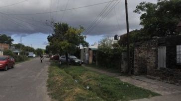 Hallado muerto de dos puñaladas en el patio de su casa