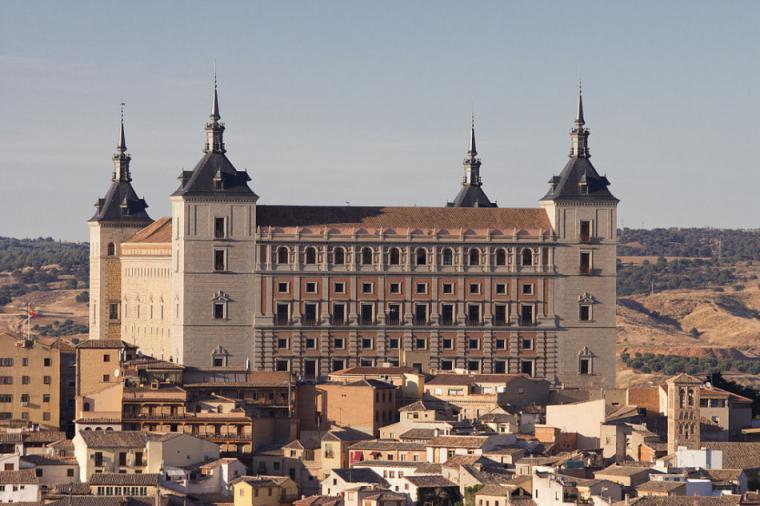 Golpea a su exnovia en un ataque de celos y apuñala a su acompañante