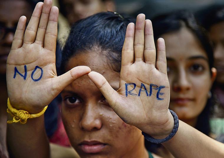 Una niña de 4 años violada por cinco hombres en la India