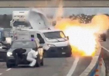 Explosiones y tiroteos en plena carretera: Un grupo armado desata el caos en Italia con un asalto a lo Hollywood