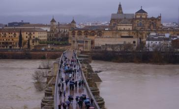 La borrasca Leonardo causa estragos en Andalucía: Más de 4.500 desalojos y una mujer desaparecida