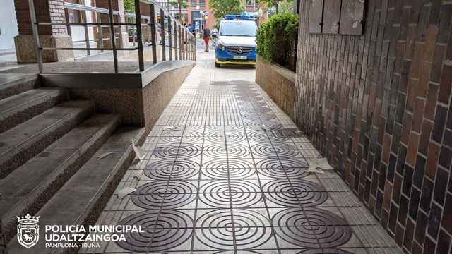 Una niña de 10 años cae por el tragaluz de un primer piso