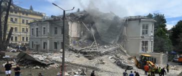 Cuatro niños pierden la vida en devastadores ataques aéreos en Kiev