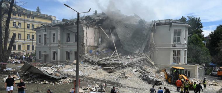 Cuatro niños pierden la vida en devastadores ataques aéreos en Kiev