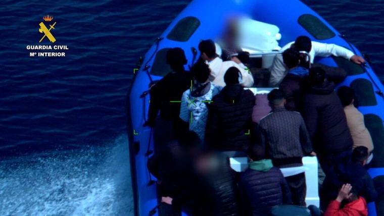 Desmantelan red criminal que abastecía combustible para tráfico de personas en España