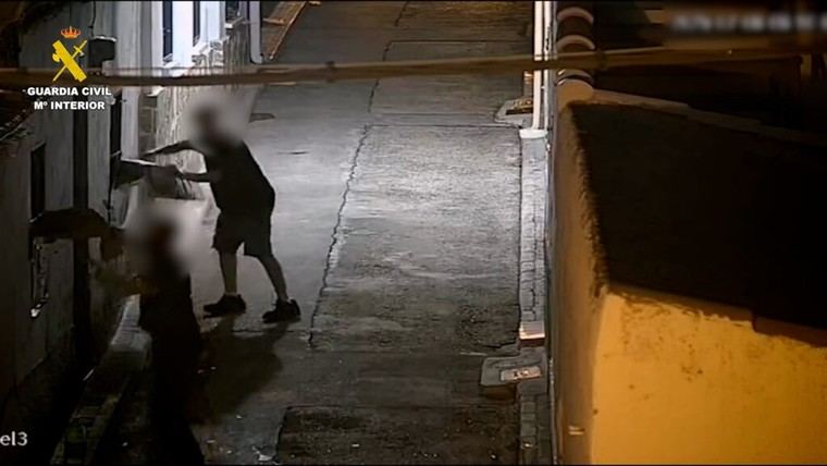 Desgarrador: La brutal agresión con lejía y botellas que conmocionó a una comunidad vulnerable en Madrid