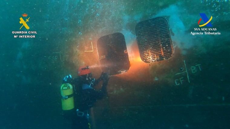 Tres detenidos en un espectacular hallazgo: 72 kilos de cocaína escondidos en un barco mercante