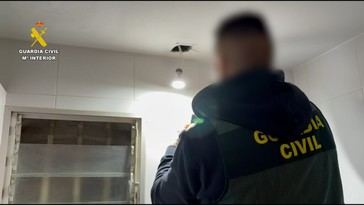 Detenido dueño de bar por grabar a clientes en baños con cámaras ocultas